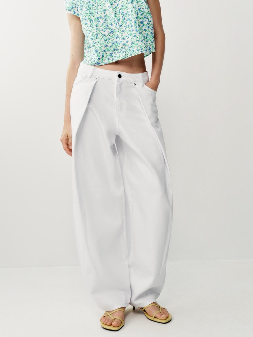 Zara Mid-Rise Barrel Wide-Leg Jeans in White